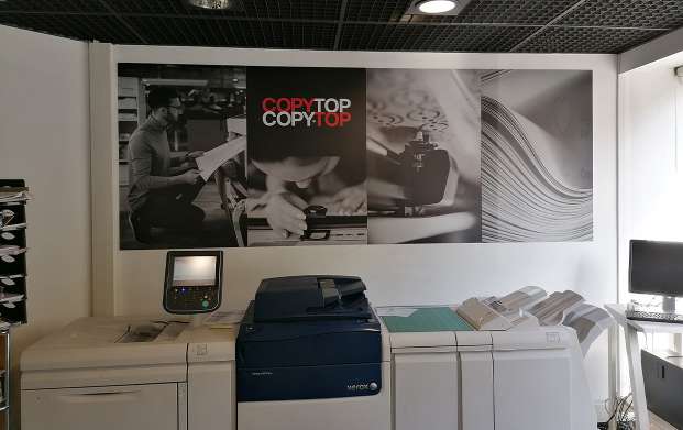Intérieur de l'agence de COPYTOP Batignolles - Rome avec vu d'un copieur couleur
