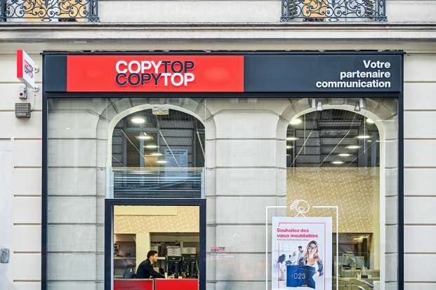 Devanture et vitrophanie de l'agence COPYTOP Champs Elysées à Paris