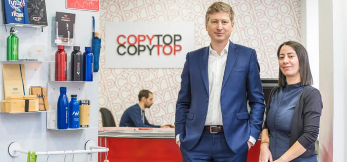 Jérôme Niel, Directeur Général de COPYTOP et Sabrina Larkeche, Responsable de l’Excellence Commerciale, photographiés dans une agence COPYTOP