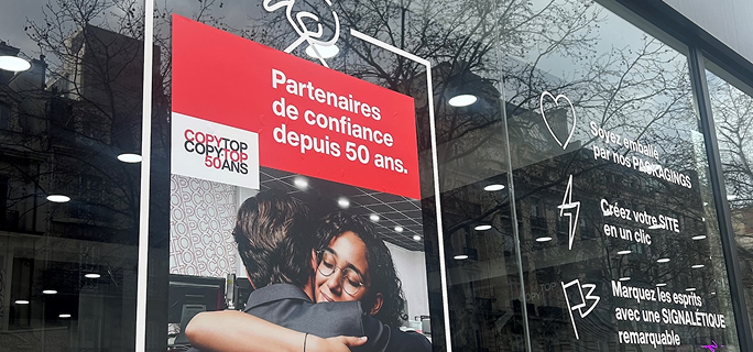 Nouvelles vitrines COPYTOP mettant en avant le slogan « Partenaire de confiance depuis 50 ans »