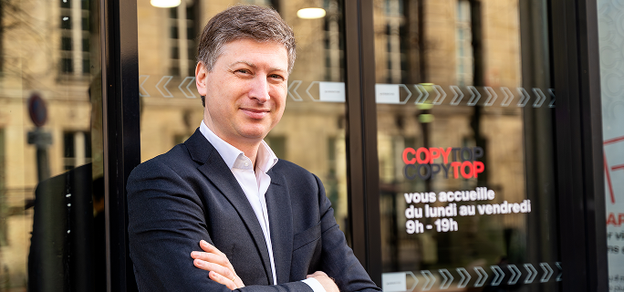 Jérôme Niel, Directeur Général de COPYTOP photographié dans une agence COPYTOP