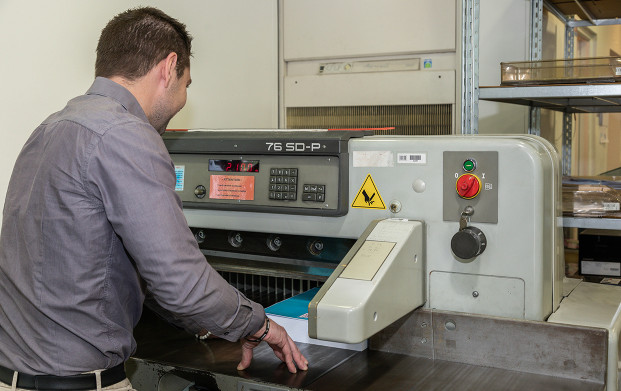 Conseillant coupant des impressions à l'agence COPYTOP à Neuilly sur Seine