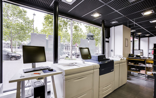 copieur couleur devant la vitrine de l'agence COPYTOP Grande armée - Maillot à Paris