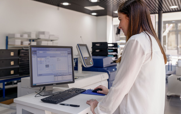 Conseillère utilisant le copieur pour impression en couleur ou noir et blanc de l'agence COPYTOP Marseille Joliette