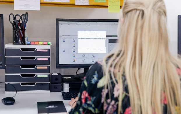 Conseillère utilisant le poste de travail de l'agence COPYTOP Marseille Joliette