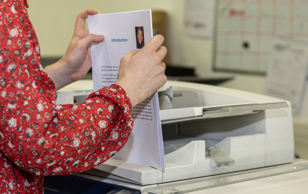 Conseillère utilisant le copieur pour des impressions couleur de l'agence COPYTOP à Neuilly sur Seine