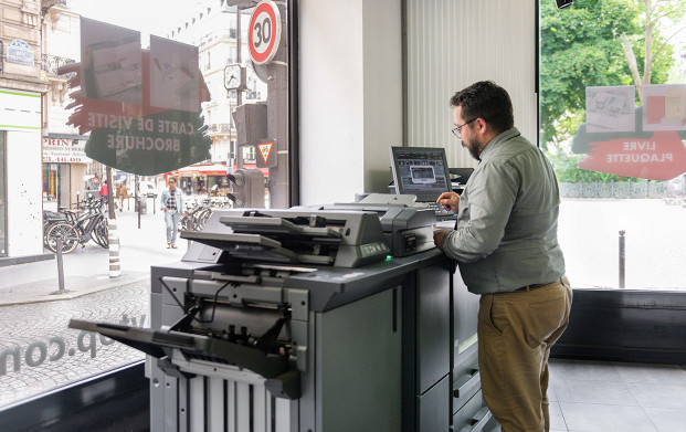 Conseiller utilisant le copieur noir et banc de l'agence COPYTOP La Fayette - Montholon à Paris