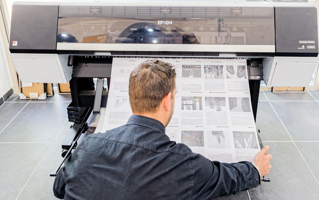 Conseiller utilisant le traceur de l'agence COPYTOP Marseille Préfecture