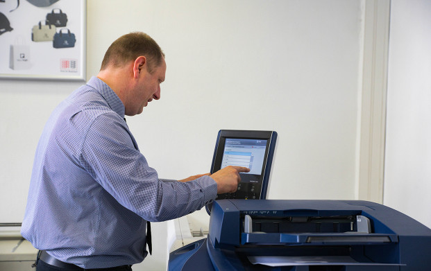 Conseiller utilisant le copieur couleur à l'agence COPYTOP Réaumur - Sébastopol à Paris