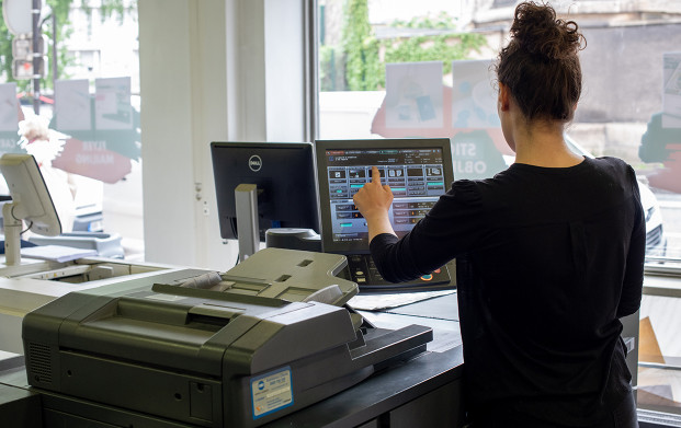 Conseillère utilisant le copieur noir et blanc de l'agence COPYTOP Saint Philippe du Roule à Paris