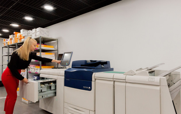 Conseillère utilisant copieur pour impression en couleur ou noir et blanc de l'agence COPYTOP Mogador - Trinité à Paris