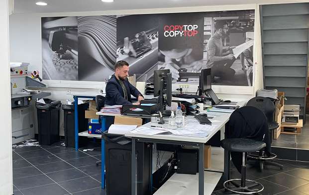 Postes de travails et affiche photo métier à l'agence COPYTOP Nantes Château