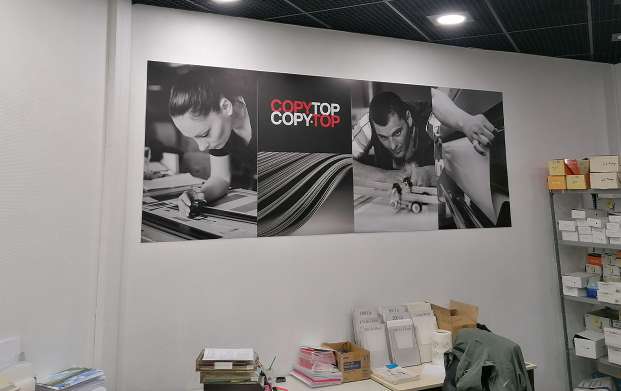 Affichage avec des photos de notre metier dans l'agence COPYTOP République à Paris