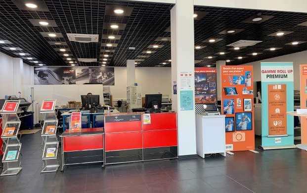Intérieur de l'agence COPYTOP Val d'Europe à Serris. Intérieur avec le comptoir et la borne photo en libre-service de l'agence COPYTOP Val d'Europe à Serris.