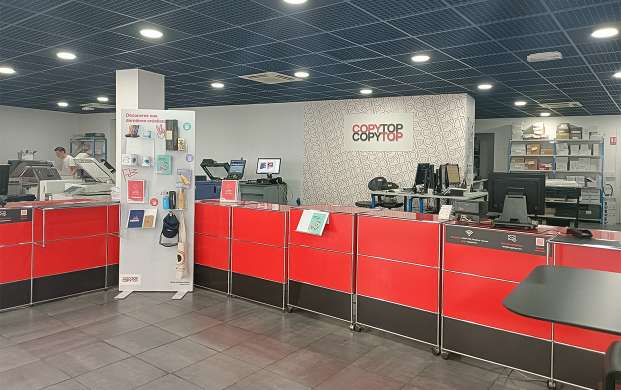 Zone client et comptoir de l'agence COPYTOP Lille Flandres - Europe ouverte de 9h à 19h, du lundi au vendredi.