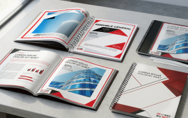 Bureau présentant un assortiment de catalogues, dossiers de présentation, brochures reliées et documents imprimés personnalisés, illustrant les solutions d'impression professionnelles pour catalogues et dossiers d'entreprise