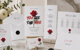 Décoration de table mettant en scène une collection d'invitations, faire-part, menus, chevalet porte-nom, cartes de remerciement et autres supports de papeterie événementielle personnalisés pour un mariage, un anniversaire, une célébration ou un évènement.