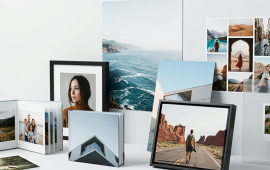 Collection de produits photo imprimés personnalisés présentés sur une table, incluant des tirages, cadres photo, albums et créations photo pour particuliers et professionnels.