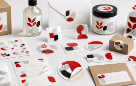 Décor de table présentant une sélection de stickers et autocollants personnalisés imprimés sur différents supports, formats et finitions pour créer des supports de communication, de décoration et de marquage adaptés aux entreprises.