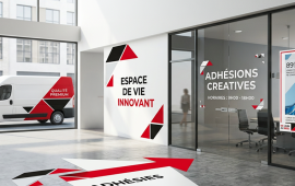 Décor présentant une gamme complète d'adhésifs personnalisés imprimés : autocollants, vitrophanie, adhésifs de sol, adhésifs muraux et signalétique adhésive pour la communication visuelle en point de vente, en entreprise et lors d'événements.