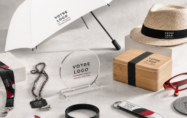 Collection d’objets publicitaires personnalisés comprenant badges, bracelets, chapeaux, porte-clés, parapluies, lunchbox, lunettes de soleil, cordons porte-téléphone, tours de cou, sous-bocks et trophées pour promouvoir votre marque.