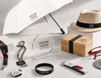Collection d’objets publicitaires personnalisés comprenant badges, bracelets, chapeaux, porte-clés, parapluies, lunchbox, lunettes de soleil, cordons porte-téléphone, tours de cou, sous-bocks et trophées pour promouvoir votre marque.