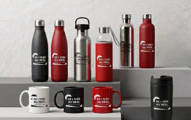 Décor présentant une sélection de gourdes, mugs, gobelets, thermos et verres de voyage personnalisés, des objets publicitaires et supports de communication à personnaliser pour les entreprises.