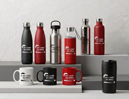 Décor présentant une sélection de gourdes, mugs, gobelets, thermos et verres de voyage personnalisés, des objets publicitaires et supports de communication à personnaliser pour les entreprises.