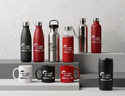 Décor présentant une sélection de gourdes, mugs, gobelets, thermos et verres de voyage personnalisés, des objets publicitaires et supports de communication à personnaliser pour les entreprises.