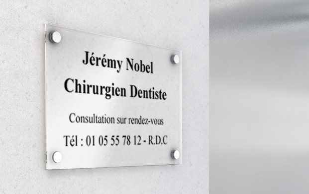 Votre plaque professionnelle personnalisée en plexiglas pour une meilleure visibilité