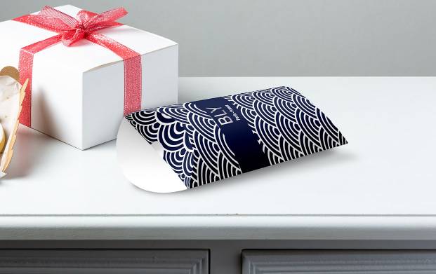 Vous souhaitez offrir un cadeau personnalisé dans un étui élégant ? Ne cherchez plus, l'emballage en forme de berlingot répond à toutes vos attentes grâce à sa forme ovale et sa facilité d'ouverture !