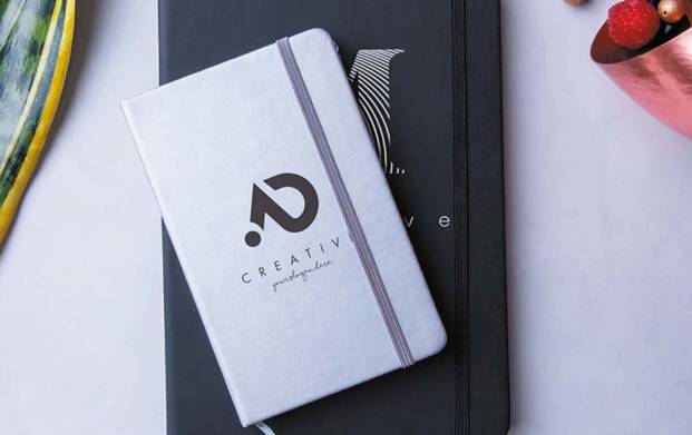 Le carnet de note, l'outil indispensable pour de la prise de note rapide ! Le carnet de notes est un outil utile au quotidien, facilitant la prise de notes. Grâce à son format portable et peu encombrant, il peut être emporté partout. Sa couverture rigide en simili-cuir lui confère un aspect prestigieux qui ne manquera pas d'impressionner vos clients par son élégance et sa praticité.