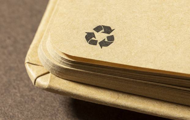 Carnet A5 présentant son logo recyclé, force écologique pour l'entreprise ! Avec sa ligne nature, le carnet cousu recyclé personnalisé est un cadeau d’entreprise écologique.