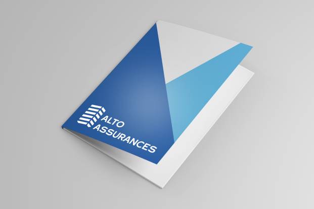 Une pochette à rabats imprimée sur du papier épais et un pelliculage brillant pour mettre en valeur votre entreprise