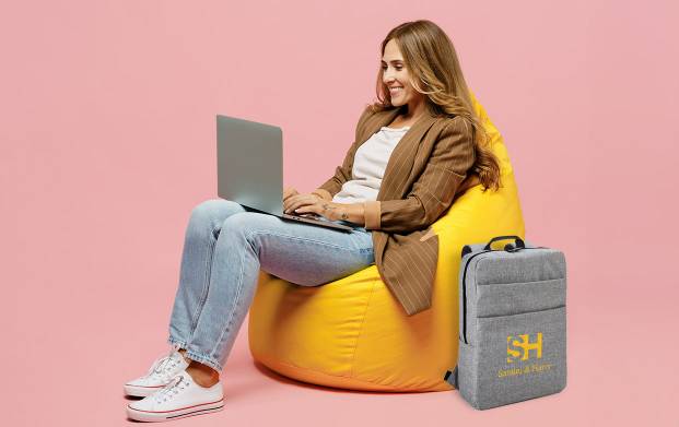 Sac à dos multipoches à personnaliser Très pratique avec ses nombreuses poches, ce sac à dos personnalisable vous accompagnera dans tous vos déplacements.