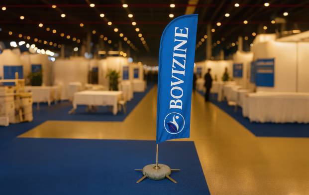 Impression drapeau inétrieur Pour habiller votre stand lors d'un salon ou décorer votre salle de réunion lors d'un séminaire, optez pour nos drapeaux intérieurs