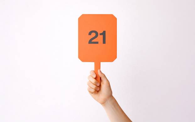 Pour être toujours visible même de loin, pensez au panneau à main. Une signalétique pratique et personnalisable