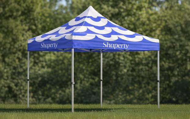 Pour tous vos événements extérieurs, la tente pliante personnalisée est le support idéal pour vous abriter de la pluie ou du soleil tout en continuant à afficher votre marque. Idéale aussi pour vous identifier lors des salons et foires.