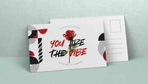 Carte postale personnalisée haut de gamme imprimée sur papier de qualité avec finitions premium ( pelliculage, vernis sélectif ou 3D, dorure or, argent, rouge ou holographique), idéale pour une communication professionnelle, une campagne publicitaire ou l’envoi de messages personnalisés.