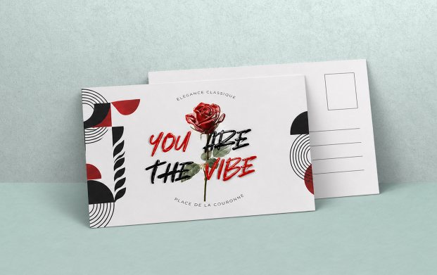 Carte postale personnalisée haut de gamme imprimée sur papier de qualité avec finitions premium ( pelliculage, vernis sélectif ou 3D, dorure or, argent, rouge ou holographique), idéale pour une communication professionnelle, une campagne publicitaire ou l’envoi de messages personnalisés.