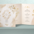Menu de mariage personnalisé haut de gamme, disponible en différents formats et avec ou sans pliage, imprimé en couleur ou noir et blanc sur papier ivoire, satiné ou brillant, avec finition pelliculage mat, brillant, satiné, peau de pêche ou grain de sable, vernis sélectif ou 3D et dorure or ou argent.