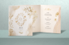 Menu de mariage personnalisé haut de gamme, disponible en différents formats et avec ou sans pliage, imprimé en couleur ou noir et blanc sur papier ivoire, satiné ou brillant, avec finition pelliculage mat, brillant, satiné, peau de pêche ou grain de sable, vernis sélectif ou 3D et dorure or ou argent.
