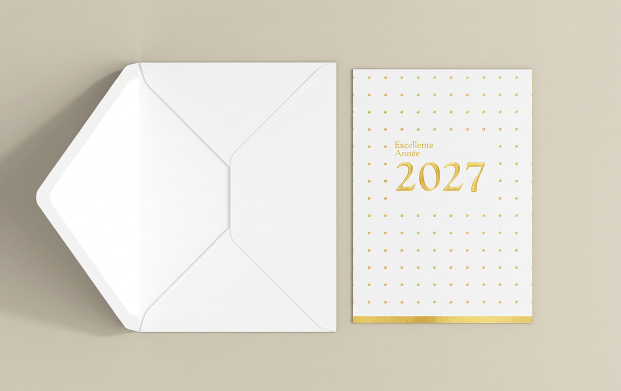 Découvrez les cartes de vœux avec finitions premium: pelliculage, dorure, vernis sélectif, vernis 3D. Gros plan sur une carte de vœux d'entreprise premium au format A5, imprimée sur papier rigide certifié FSC® avec un logo brillant en dorure or sur une base finitions pelliculage peau de pêche.