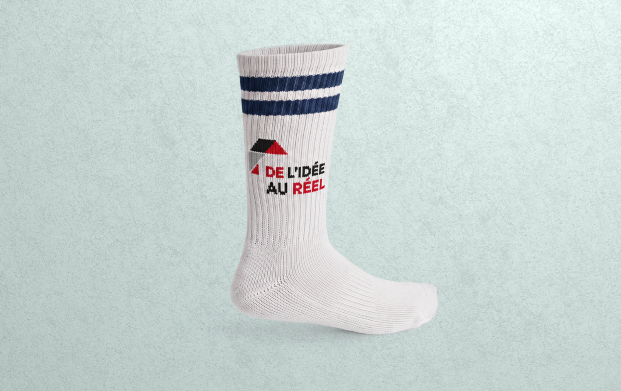 Paire de chaussettes de sport blanches personnalisées avec motif brodé et banderole bleu marine
