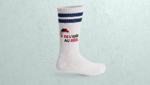 Paire de chaussettes de sport blanches personnalisées avec motif brodé et banderole bleu marine