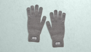 Paire de gants tricotés personnalisés en polyester RPET avec patch imprimé au poignet.