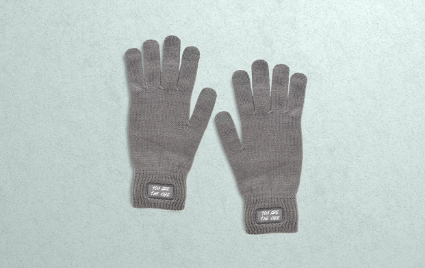 Paire de gants tricotés personnalisés en polyester RPET avec patch imprimé au poignet.