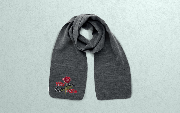 Écharpe personnalisée en polyester RPET avec logo brodé à une extrémité