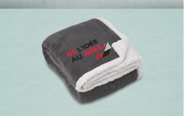Plaid sherpa personnalisé avec logo brodé à une extrémité et présentation avec ruban