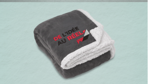 Plaid sherpa personnalisé avec logo brodé à une extrémité et présentation avec ruban